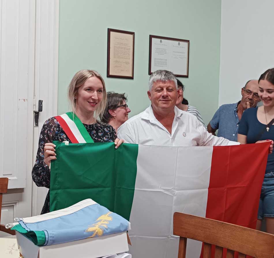 Acto protocolar - Intercambio de banderas